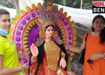 আজ কোজাগরী লক্ষ্মী পূজো। কেমন আছেন লক্ষ্মীর প্রতিমা শিল্পীরা? দেখুন ভিডিও।