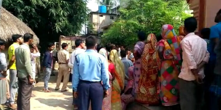 বর্ধমানের একই পরিবারের তিন জনের এই ঘটনা চোখে জল আসবে। দেখুন ভিডিও।