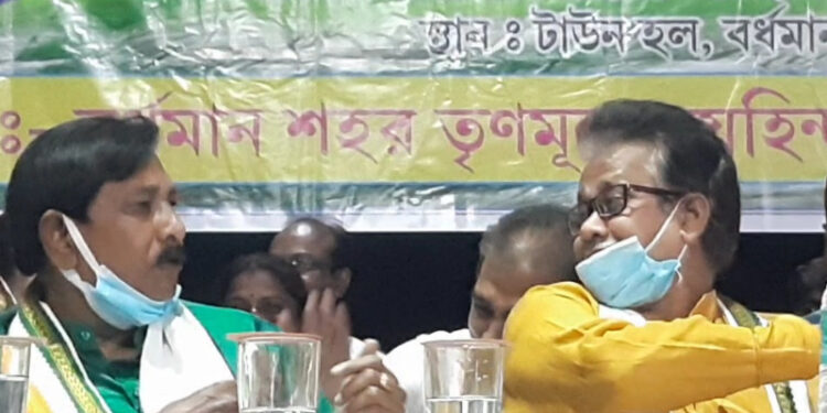 নেতাদের খোলস দেখবেন না। অন্যায় দেখলে প্রতিবাদ করুন। বর্ধমানে পৌর প্রশাসকের মন্তব্য ঘিরে আলোড়ন। দেখুন ভিডিও ।