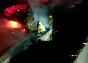 নিমিষে দাউ দাউ করে জ্বলে উঠলো বর্ধমানের এই কারখানা। দেখুন সেই ভিডিও