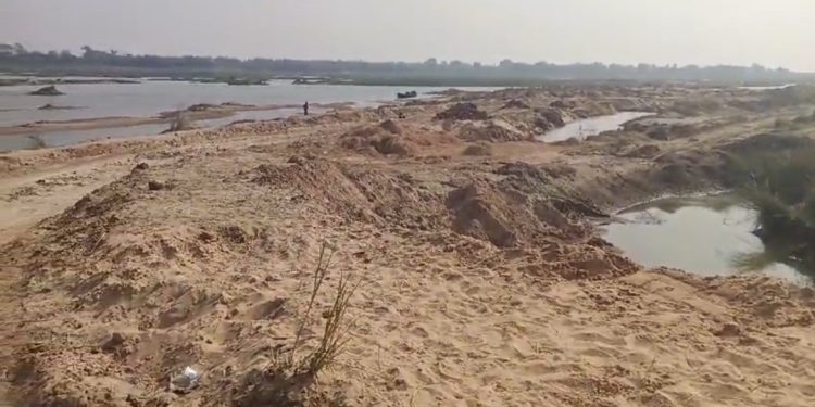 বৈধ বালি খাদানে পুলিশি অভিযান কেন? প্রশ্ন খাদান মালিকদের।