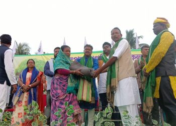 চার হাজার মানুষের মুখে হাসি ফোটালেন। রাজনীতির বাইরে মানুষের পাশে।