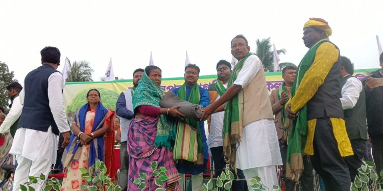 চার হাজার মানুষের মুখে হাসি ফোটালেন। রাজনীতির বাইরে মানুষের পাশে।