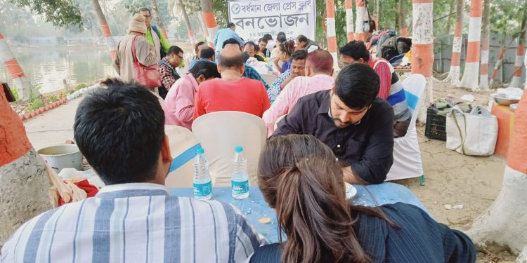 অন্য মুডে সাংবাদিকরা।