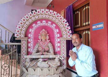 এক স্কুল শিক্ষকের অবাক শিল্প প্রতিভা। চটের বস্তার সরস্বতী প্রতিমা বানিয়ে তাক লাগালেন।