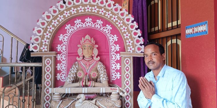 এক স্কুল শিক্ষকের অবাক শিল্প প্রতিভা। চটের বস্তার সরস্বতী প্রতিমা বানিয়ে তাক লাগালেন।