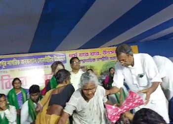 গরীবের ভগবান। পুজোর আগে সম্প্রীতির নজির গড়লেন দাতা মেহেবুব