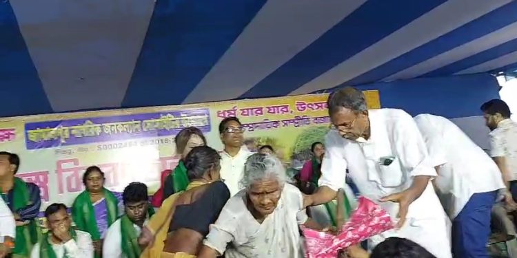 গরীবের ভগবান। পুজোর আগে সম্প্রীতির নজির গড়লেন দাতা মেহেবুব